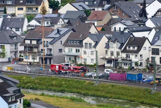 Rund 600 Menschen haben nach dem Fund einer Fliegerbombe am Morgen ihre Häuser und Wohnungen verlassen müssen.  | Foto: Thomas Frey/dpa