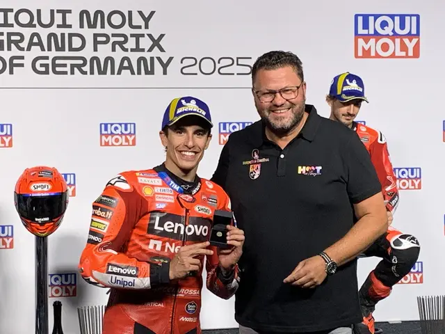 MotoGP-Weltmeister Marc Marquez wird nach dem Sachsenring-Sieg von Oberbürgermeister Lars Kluge geehrt  | Foto: Michael Sonnick