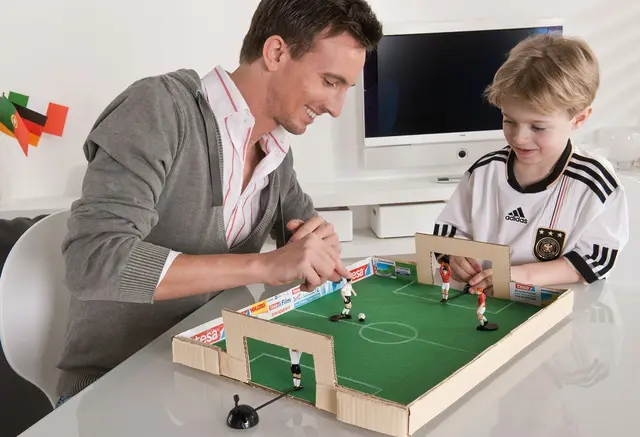 Mini-WM-Stadion selbstgemacht: Das Papp-Stadion lässt sich nach dem Spiel dank Klettband sogar flach zusammenlegen. | Foto: dpa