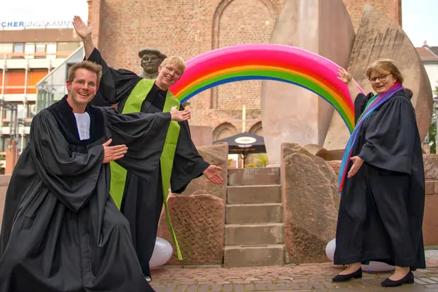 Stadtjugendpfarrer Florian Grieb (links) und Schulpfarrerin Anke Lind (rechts) sind bei der Segensaktion wieder dabei. Für Pfarrerin Kerstin Bartels (Mitte) kommt dieses Mal Gunter Straub vom Bund der Deutschen Katholischen Jugend.  | Foto: Prot. Dekanat LU/Jesse Hauser  