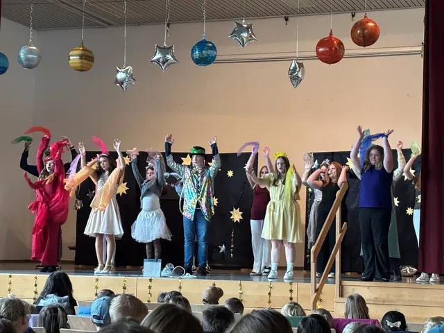 Viel Freude hatten Darstellerinnen und Darsteller sowie das Publikum bei der Aufführung des Musicals | Foto: Realschule plus Altenglan/Amélie Awe