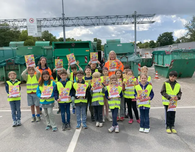 Schülerinnen und Schüler der Almenhofschule lernen auf dem Recyclinghof und im Secondhand Markt in Mannheim, wie Mülltrennung und Wiederverwendung im Alltag funktionieren. | Foto: Stadt Mannheim