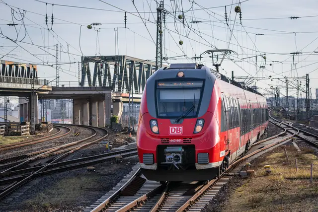 Auf der Rheintalbahn mit den Linien RE 2, RE 7, RB 26 und RB 27 kommt es im Juni und Juli zu Fahrplanänderungen, Zugausfällen und Ersatzverkehr mit Bussen. Betroffen ist auch der Raum Karlsruhe. | Foto: Deutsche Bahn AG / Michael Neuhaus