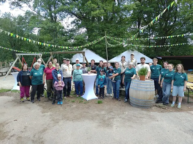 Die Organisatoren und Helfer des „Familiefeschd uffm Woibiet“ freuen sich über die große Resonanz. Das Familienfest lockte bei bestem Sommerwetter zahlreiche Besucher auf das Weinbiet. | Foto: Pfälzerwald-Verein Gimmeldingen e.V.