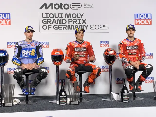 Der Spanier Marc Marquez (Mitte) gewann vor seinem Bruder Alex (links) sowie Francesco Bagnaia | Foto: Michael Sonnick