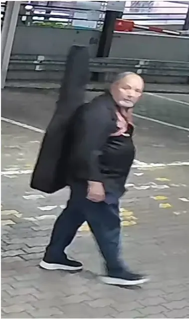 Die Polizei sucht nach einem überfallähnlichen Angriff im Parkhaus am Rathaus in Saarbrücken nach einem unbekannten Mann. Ein 79-Jähriger wurde schwer verletzt, der Täter soll auf Videoaufnahmen zu sehen sein. | Foto: Polizeiinspektion Saarbrücken-Stadt