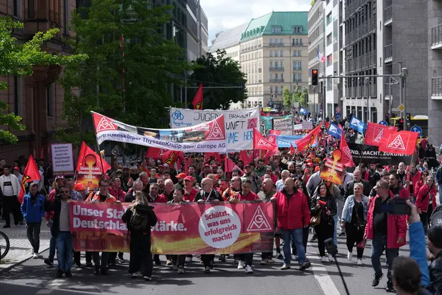 Nach Angaben der IG Metall beteiligten sich rund 1.700 Beschäftigte aus mehr als 40 Betrieben an den Aktionen. | Foto: Sven Kaeuler/dpa
