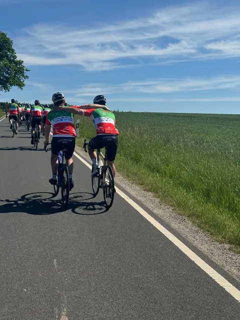 Auf der Glücks-Tour 2026 der Schornsteinfeger bei schönem Wetter: Freunde helfen sich  | Foto: Dt. Schornsteinfegerverband Repro: Arno Mohr 