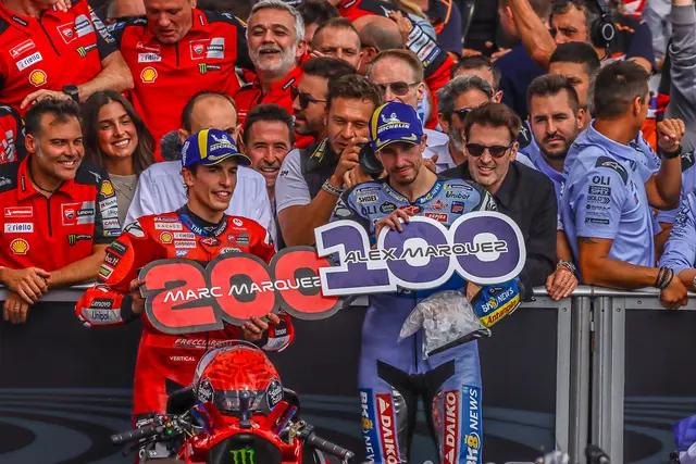 Der Spanier Marc Marquez (links) gewann vor seinem Bruder Alex  | Foto: Marcel Uhlmann