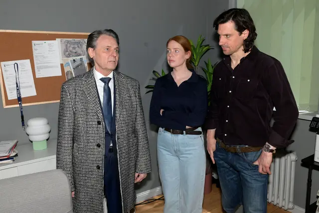 GZSZ: Gerner spricht mit Toni und Holger Schmitt über neue Hinweise im Mordfall um Zoe und Carlos.