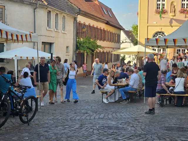 Wenn abends die Höfe voll sind, sorgt Live-Musik entlang der Festmeile für Stimmung in Hambach. | Foto: Eva Bender