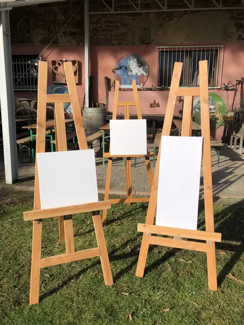 Die (noch) leeren Staffeleien im Museumsgarten warten auf kreative Ideen: Beim Sommerferienkurs „Rasenatelier“ können Kinder verschiedene Maltechniken ausprobieren. | Foto: Stadt Viernheim