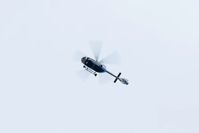 Die Polizei fahndete auch mit einem Hubschrauber nach dem Täter. (Archivbild) | Foto: Silas Stein/dpa