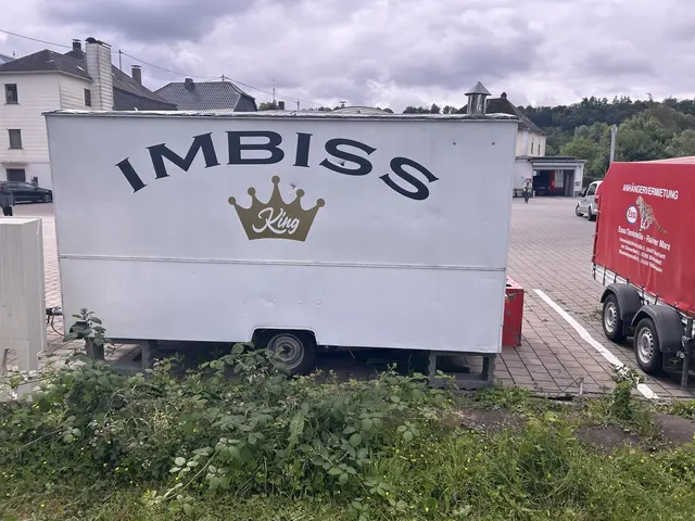 Ein auf dem Gelände einer Waschanlage in Birkenfeld abgestellter Imbissanhänger ist beschädigt worden. Die Polizei ermittelt wegen Sachbeschädigung und sucht Zeugen. | Foto: Polizeidirektion Trier