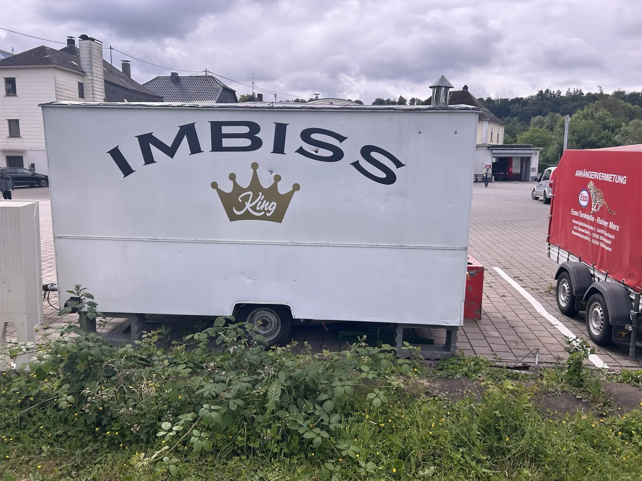 Zeugensuche-nach-Vandalismus-Imbissanh-nger-besch-digt