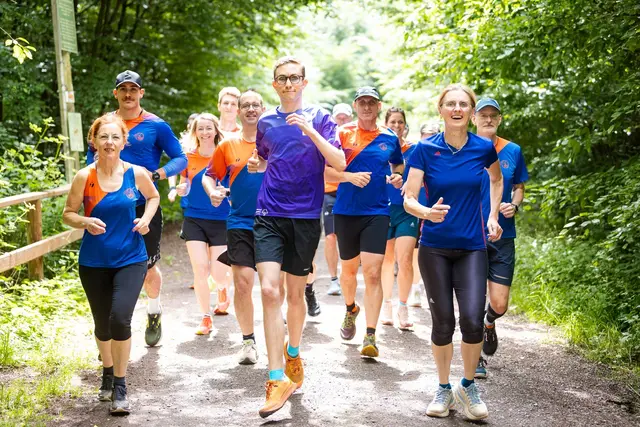 Fynn Thome (18, vorne) trainiert gemeinsam mit den Läuferinnen und Läufern der Lauf- und Triathlonfreunde Lebach (LTF Theeltal) auf einer Waldstrecke bei Lebach. | Foto: Laszlo Pinter/dpa/Laszlo Pinter