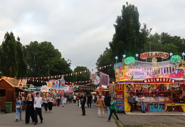 Ab 21 Uhr strömten immer mehr Besucher auf den Festplatz.  | Foto: Julia Glöckner
