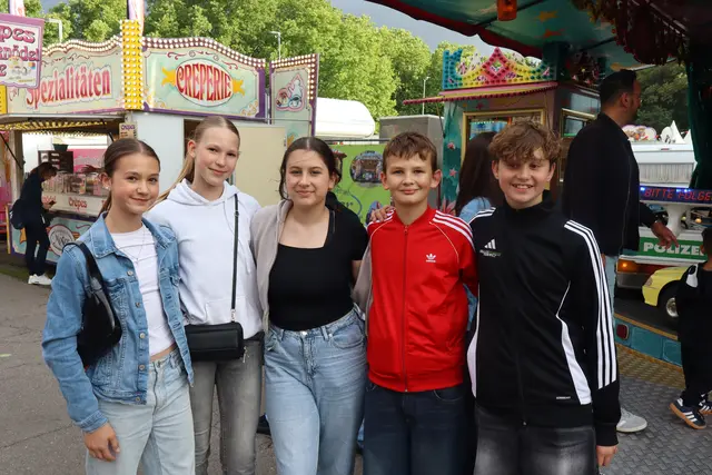 Junge Gäste genossen den rasanten Fahrspaß auf dem Riesenrummel.  | Foto: Julia Glöckner