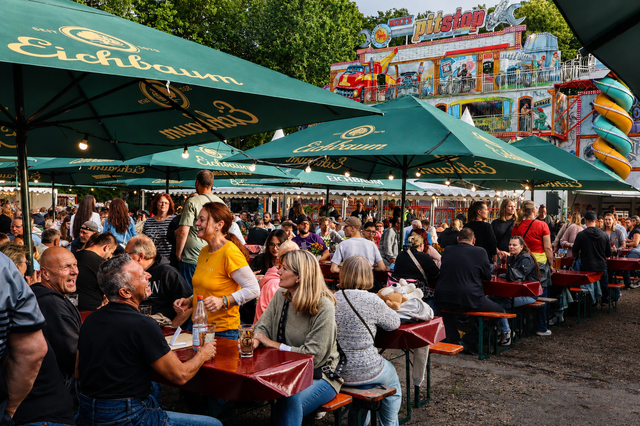 Beim Auftritt von Grand Malör war der allerletzte Sitzplatz im Bierdgarten belegt. Die Besucher genossen die Musik und die heitere Stimmung.  | Foto: Julia Glöckner
