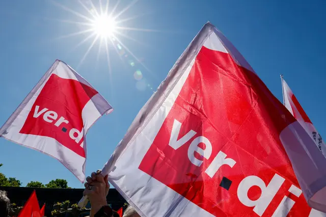 Weil die Arbeitgeber laut Verdi nur unzureichende Angebote vorgelegt haben, hat die Gewerkschaft für Dienstag eine zentrale Demonstration mit Kundgebung in Stuttgart angekündigt. (Archivbild) | Foto: Thomas Banneyer/dpa