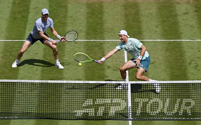 Gewinnen den Doppel-Titel: Yannick Hanfmann (l) und Jan-Lennard Struff (r) | Foto: Marijan Murat/dpa