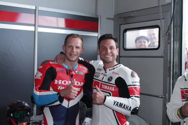 Die Motorrad-Weltmeister Stefan Bradl (links) und Sandro Cortese | Foto: Michael Sonnick