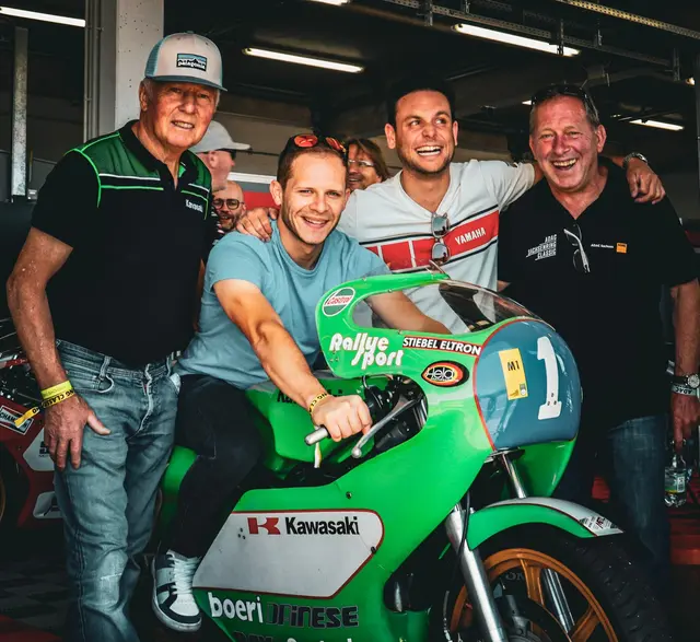 Stefan Bradl auf der Kawasaki von Anton "Toni" Mang | Foto: Marcel Uhlmann