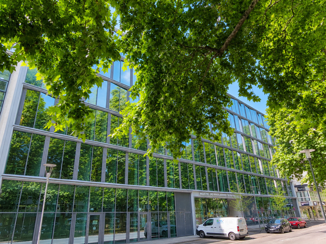 Die ersten Mitarbeiter ziehen wieder am Ludwigsplatz in den Neubau der IHK Rheinland-Pfalz ein.  | Foto: Julia Glöckner