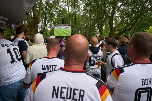 Viele Fans verfolgten das Public Viewing am Deutschen Eck.  | Foto: Thomas Frey/dpa