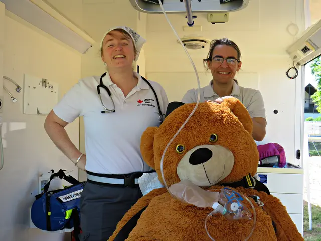 Verarztung des Teddybären vom DRK | Foto: Brigitte Melder