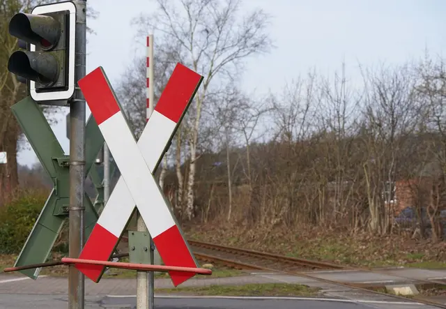 Der Fahrer bremste den Zug bis zum Stillstand. (Symbolbild) | Foto: Marcus Brandt/dpa