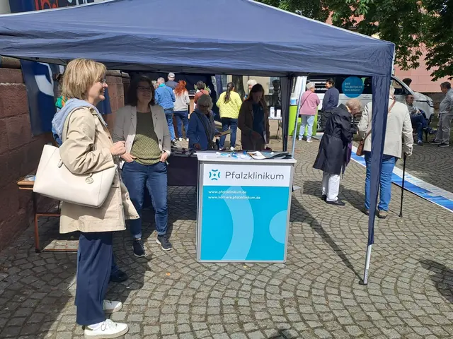 Großes Interesse fand auch der „Markt der Möglichkeiten“ vor der Paulskirche mit Infoständen von Gesundheits- und Pflegeeinrichtungen sowie sozialen Beratungsangeboten | Foto: Andrea Mehne/Carmen Müller/gratis