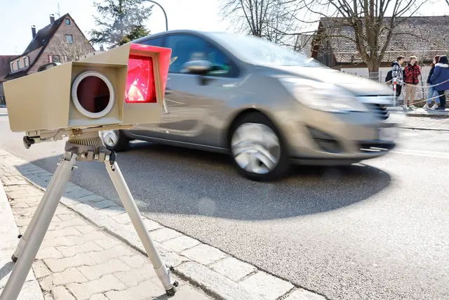 Der Blitzer wurde mit Brandbeschleuniger übergossen. (Symbolbild) | Foto: Daniel Löb/dpa