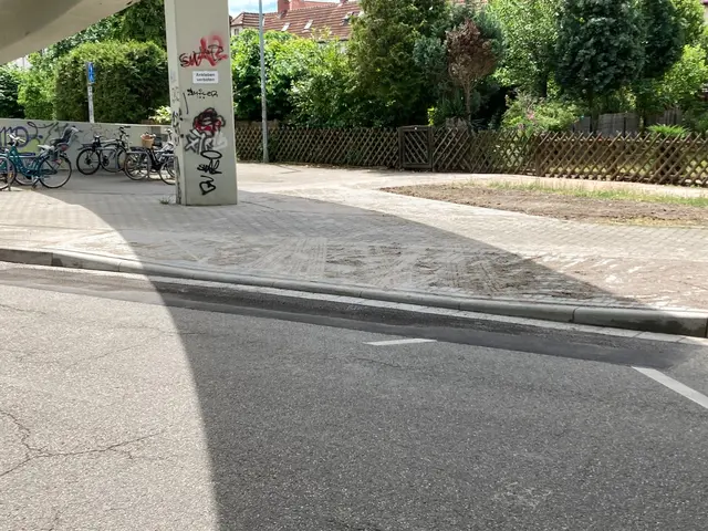 In der Burgstraße fahren Radfahrende künftig auf der Fahrbahn, an der Schneckennudelbrücke gibt es einen erleichterten Wechsel in den Seitenraum. | Foto: Stadt Speyer