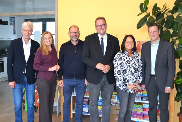 Norbert Becker (ehemaliger theologischer Vorstand des Diakoniezentrums), Svetlana Mancos (Quartierszentrum P11), Carsten Steuer (kaufmännischer Vorstand des Diakoniezentrums), Oberbürgermeister Markus Zwick, Cornelia Schwarz (Quartierszentrum P11) und Bauhilfe-Geschäftsführer Ralph Stegner (von links) freuen sich auf das Jubiläumsfest.
 | Foto: Frank Schäfer