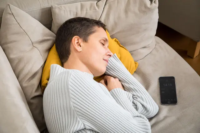 Kurzer Schlaf, große Wirkung: Ein Powernap kann das Wohlbefinden steigern und die geistige Leistungsfähigkeit verbessern. | Foto: dpa