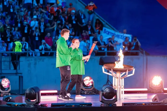 Die saarländische Athletensprecherin Hanna Hohe und Unified Partner Jesse Veit entzündeten die Flamme für die Special Olympics im Saarland. | Foto: Laszlo Pinter/dpa