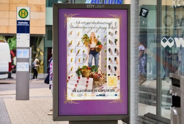 Die Plakate werden im Stadtgebiet unter anderem auf City-Light-Flächen, im Union- Kino und neben der Kunstinstallation „Lautrer Schatten“ an der Tourist-Info zu sehen sein | Foto: Thomas Brenner/gratis