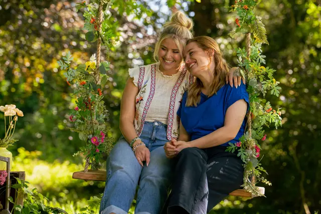 Die Landarztpraxis - Team Sonnenhof: Beatrice Egli übernimmt als Céline Huber ihre erste fiktionale Rolle und taucht im Sonnenhof auf. | Foto: SAT.1, Foto: Joshua Schneider