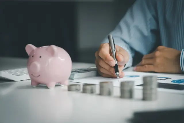 Beim Immobilienkauf schlägt ein höherer Zinssatz schnell auf die Monatsrate durch. Wer Kreditsumme, Tilgung und Eigenkapital gut austariert, hält die Finanzierung oft stabil. | Foto: kamiphotos/stock.adobe.com