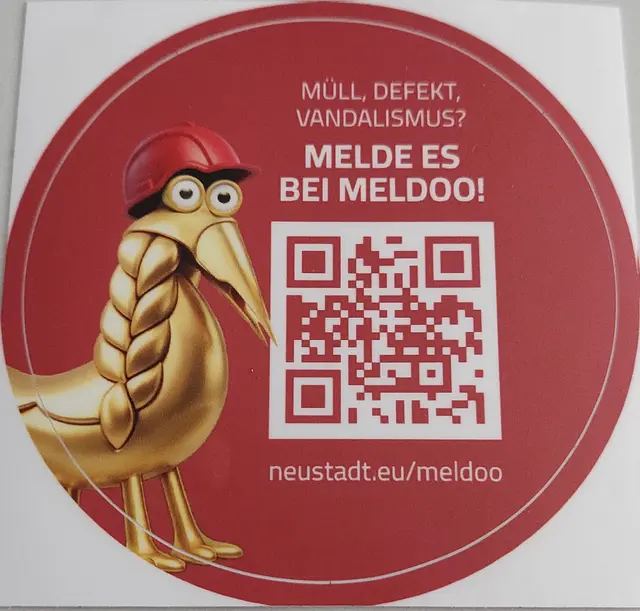 Ein QR-Code-Aufkleber hilft dabei, Schäden und Probleme im Stadtbild direkt per App zu melden. | Foto: Stadt Neustadt