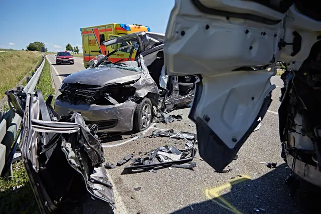 Nach dem Zusammenstoß mit dem Lastwagen starb die 77-Jährige noch an der Unfallstelle. | Foto: Markus Brandhuber/dpa