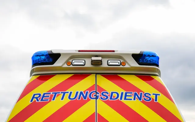 Der Rettungsdienst will dem Mann eigentlich helfen. (Symbolbild) | Foto: Philipp Schulze/dpa