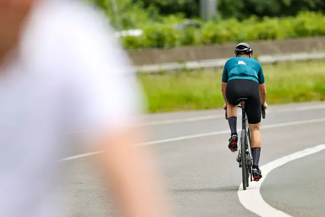 Der Radfahrer konnte nicht mehr rechtzeitig bremsen. (Symbolbild) | Foto: Christoph Reichwein/dpa