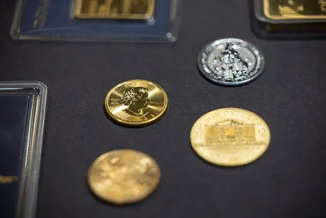 Bei dem Tatverdächtigen wurden zahlreiche Gold- und Silbermünzen gefunden. (Symbolbild) | Foto: Hannes P. Albert/dpa