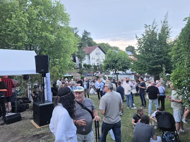 Besucher genießen die besondere Atmosphäre beim Schlossstraßenfest „Hambach SchwarzRotGold“. | Foto: Eva Bender