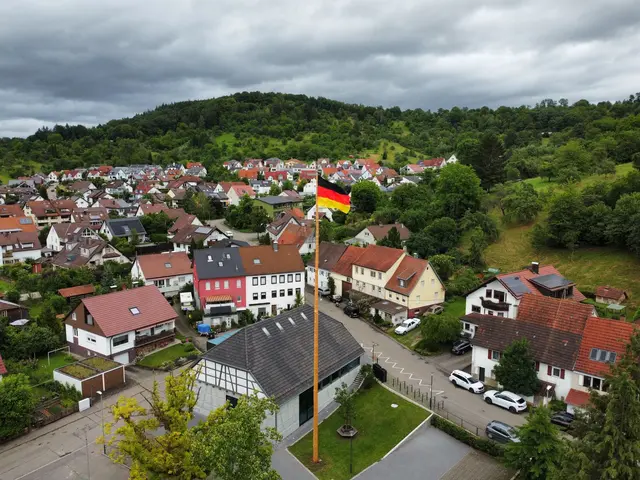29 Meter ist der Fahnenmast hoch. | Foto: --/Feuerwehr Miedelsbach/dpa
