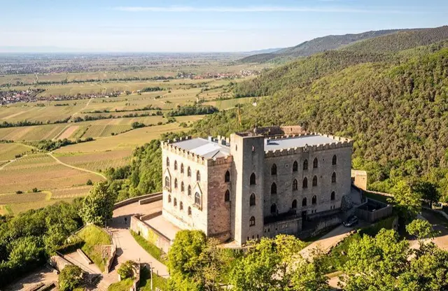 Das Hambacher Schloss als Treffpunkt, wenn es um Demokratiebildung und öffentliche Debatten geht. | Foto: Pfalz.Touristik e.V., Foto: Dominik Ketz
