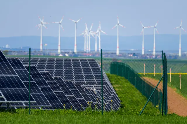 Der Speicherpark soll überschüssige Energie aus Sonne und Wind zwischenspeichern. (Symbolbild) | Foto: Andreas Arnold/dpa