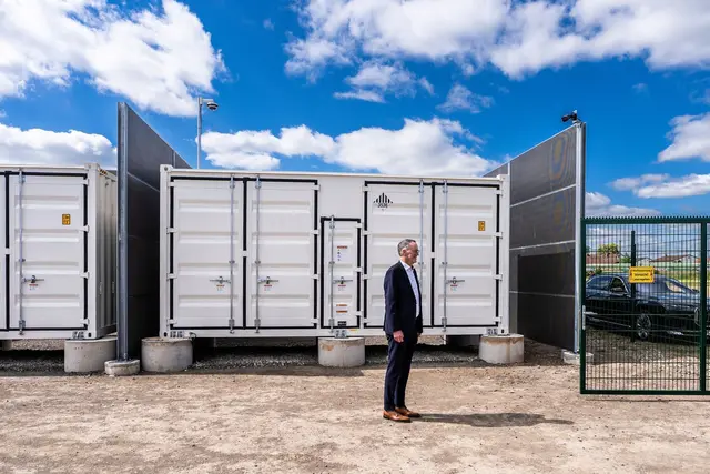 Der größte Batteriespeicher in Rheinland-Pfalz steht in Worms.  | Foto: Andreas Arnold/dpa